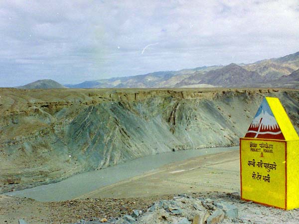 வாகன போக்குவரத்துக்கு ஏதுவான உலகின் மிக உயரமான சாலை!