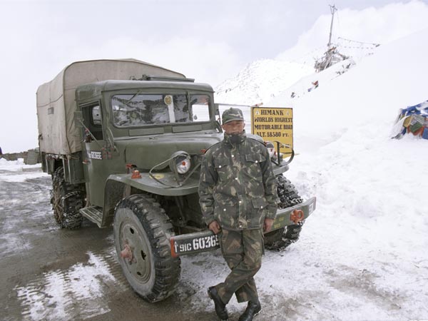 வாகன போக்குவரத்துக்கு ஏதுவான உலகின் மிக உயரமான சாலை!