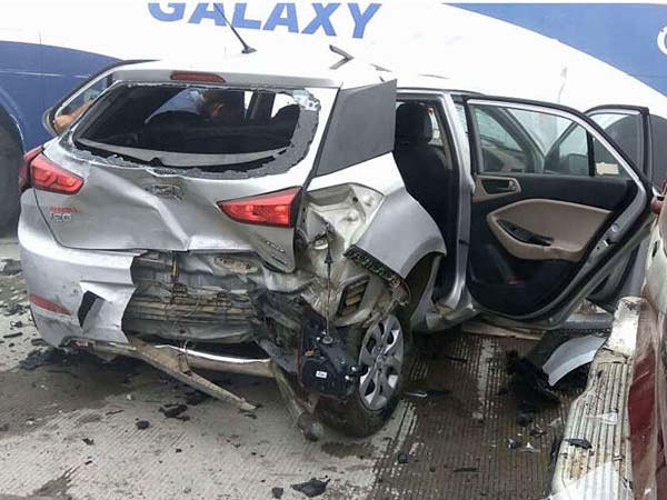 யமுனா எக்ஸ்பிரஸ் சாலையில் 5 கார்கள் ஒன்றன்பின் ஒன்றாக மோதி பயங்கர விபத்து! யமுனா எக்ஸ்பிரஸ் சாலையில் 5 கார்கள் ஒன்றன்பின் ஒன்றாக மோதி பயங்கர விபத்து!