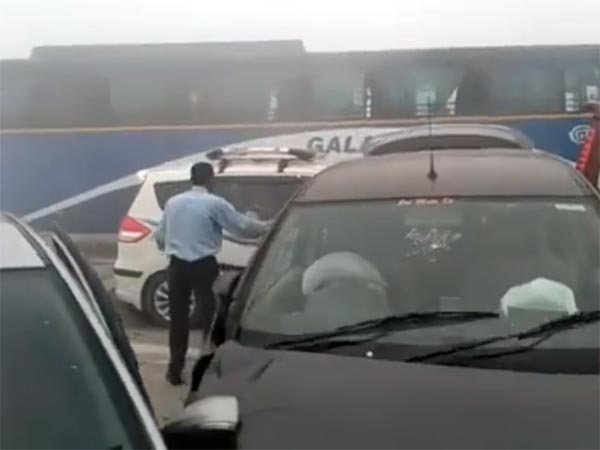 யமுனா எக்ஸ்பிரஸ் சாலையில் 5 கார்கள் ஒன்றன்பின் ஒன்றாக மோதி பயங்கர விபத்து! யமுனா எக்ஸ்பிரஸ் சாலையில் 5 கார்கள் ஒன்றன்பின் ஒன்றாக மோதி பயங்கர விபத்து!