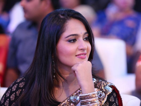 டிரைவருக்கு ரூ.12 லட்சத்தில் கார் வாங்கி பரிசளித்த நடிகை அனுஷ்கா?