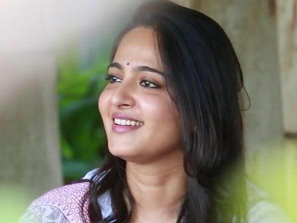 டிரைவருக்கு ரூ.12 லட்சத்தில் கார் வாங்கி பரிசளித்த நடிகை அனுஷ்கா?