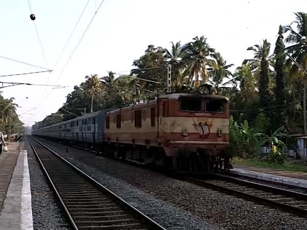  ஆளில்லாமல் ஓடிய சென்னை ரயிலின் எஞ்சின்... பைக்கில் துரத்தி சென்ற டிரைவர்!