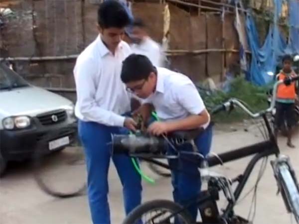  தண்ணீரில் ஓடும் மோட்டார்சைக்கிளை உருவாக்கிய 10ம் வகுப்பு மாணவன்!