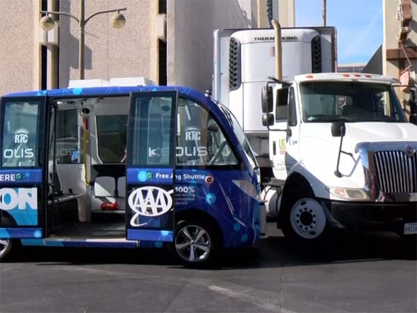 சோதனையின் போது விபத்திற்குள்ளான தானியங்கி வேன்..!! சோதனையின் போது விபத்திற்குள்ளான தானியங்கி வேன்..!!