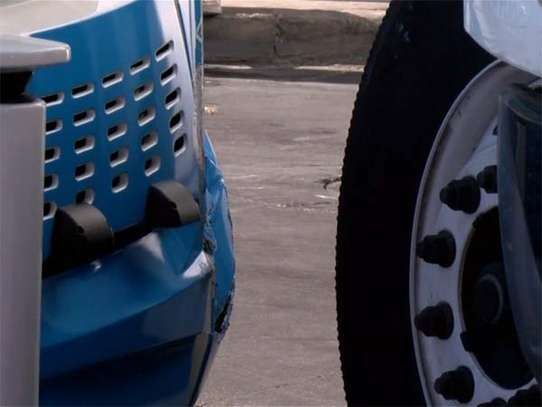 சோதனையின் போது விபத்திற்குள்ளான தானியங்கி வேன்..!! சோதனையின் போது விபத்திற்குள்ளான தானியங்கி வேன்..!!