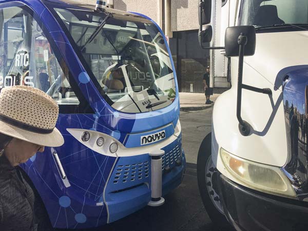 சோதனையின் போது விபத்திற்குள்ளான தானியங்கி வேன்..!! சோதனையின் போது விபத்திற்குள்ளான தானியங்கி வேன்..!!