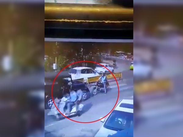 போக்குவரத்து விதி மீறிய கார் ஓட்டுனரை தடுத்த இளைஞருக்கு சரமாரி அடி, உதை!