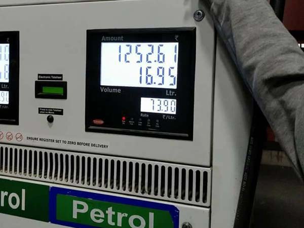 யூனிகார்ன் பைக்கிற்கு 17 லிட்டர் பெட்ரோல் போட்ட பங்க்..!!