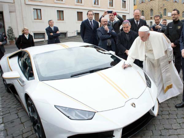 அசத்தும் லம்போர்கினி காரை பரிசாக பெற்ற போப் ஃபிரான்சிஸ்..!!