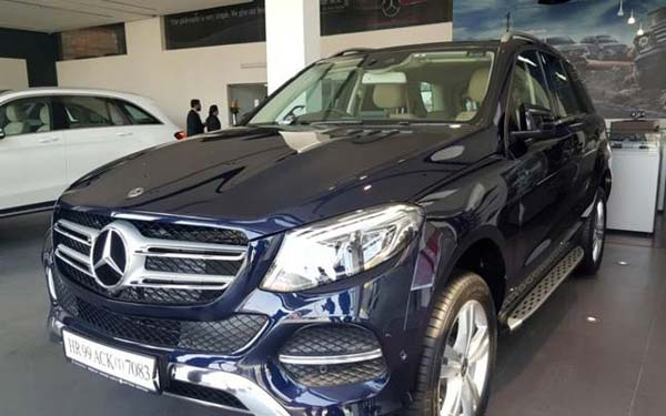 வங்கி கடனில் மெர்சிடிஸ் எஸ்யூவி காரை வாங்கிய சுரேஷ் ரெய்னா!