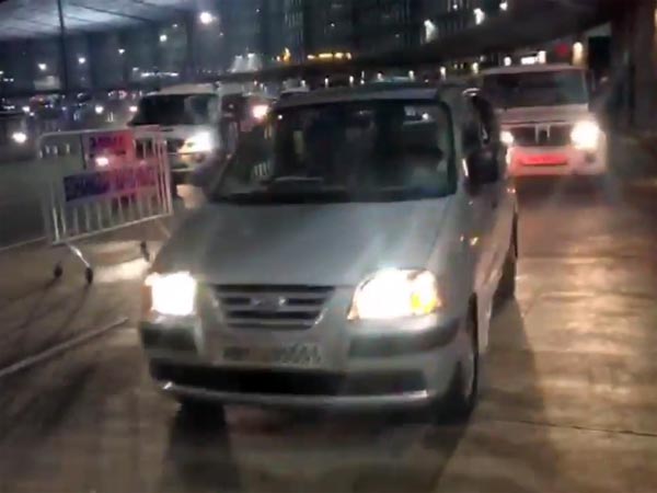 ஷாருக்கானுக்கு சான்ட்ரோ காரில் லிஃப்ட் கொடுத்த மம்தா பேனர்ஜி..!!