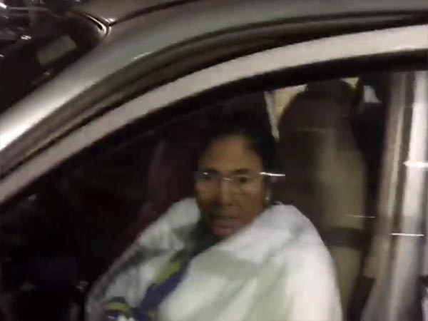 ஷாருக்கானுக்கு சான்ட்ரோ காரில் லிஃப்ட் கொடுத்த மம்தா பேனர்ஜி..!!