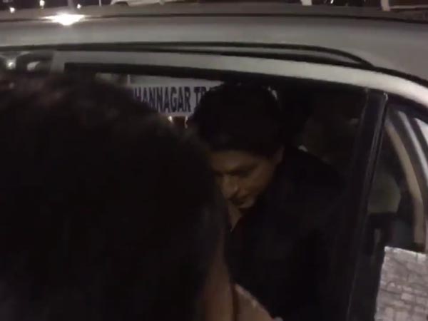 ஷாருக்கானுக்கு சான்ட்ரோ காரில் லிஃப்ட் கொடுத்த மம்தா பேனர்ஜி..!!