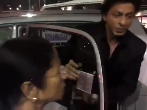 ஷாருக்கானுக்கு சான்ட்ரோ காரில் லிஃப்ட் கொடுத்த மம்தா பேனர்ஜி..!!