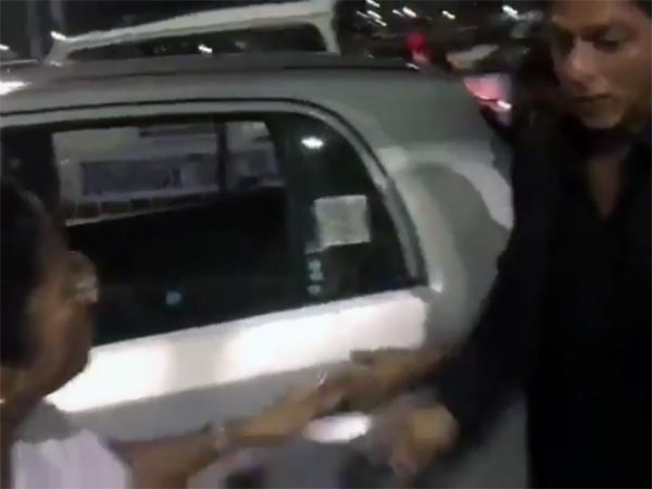 ஷாருக்கானுக்கு சான்ட்ரோ காரில் லிஃப்ட் கொடுத்த மம்தா பேனர்ஜி..!!