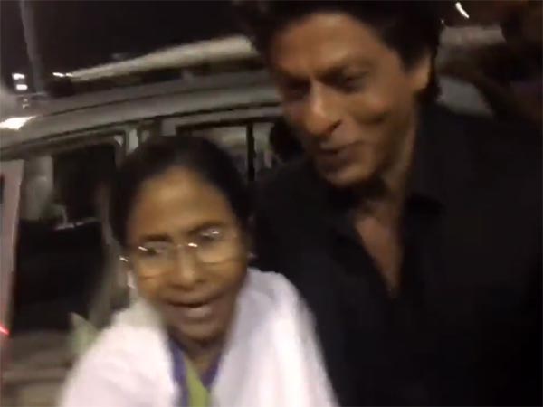 ஷாருக்கானுக்கு சான்ட்ரோ காரில் லிஃப்ட் கொடுத்த மம்தா பேனர்ஜி..!!