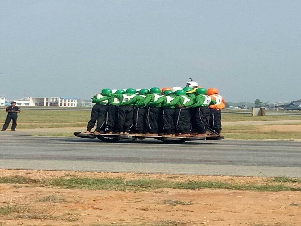 ராயல் என்ஃபீல்டு பைக்கில் இந்திய ராணுவ வீரர்கள் உலக சாதனை..!