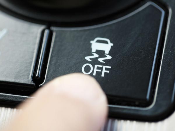 ஏபிஎஸ் பிரேக்கிங் சிஸ்டம் செயல்படும் விதமும், அதன் பலன்களும்... !!