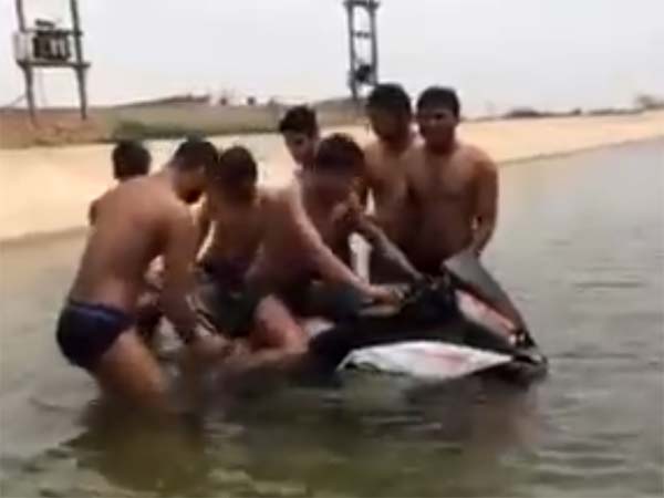 முக்கால்வாசி நீரில் மூழ்கினாலும் கேடிஎம் பைக் திணறாமல் செல்லும் ரகசியம்!