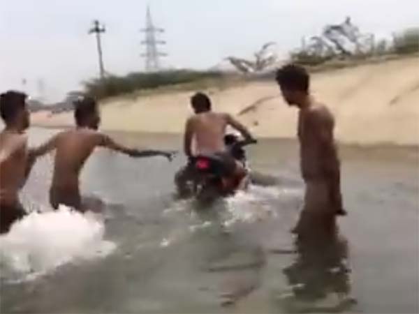 முக்கால்வாசி நீரில் மூழ்கினாலும் கேடிஎம் பைக் திணறாமல் செல்லும் ரகசியம்!