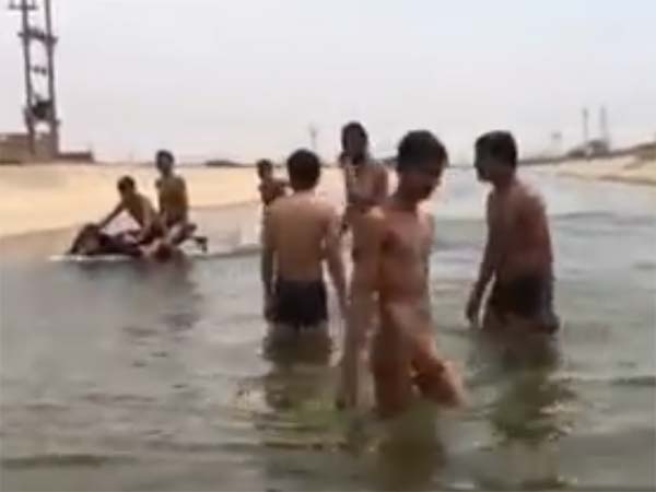 முக்கால்வாசி நீரில் மூழ்கினாலும் கேடிஎம் பைக் திணறாமல் செல்லும் ரகசியம்!