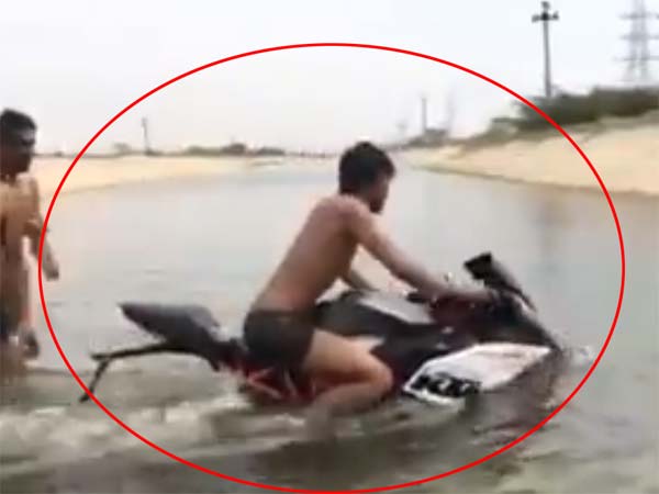 முக்கால்வாசி நீரில் மூழ்கினாலும் கேடிஎம் பைக் திணறாமல் செல்லும் ரகசியம்!