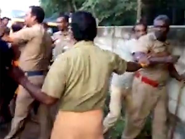 பைக்கில் வந்த வாலிபர்களை கொடூரமாக தாக்கிய போலீஸ்காரர்!