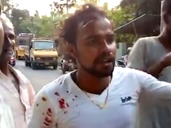 பைக்கில் வந்த வாலிபர்களை கொடூரமாக தாக்கிய போலீஸ்காரர்!