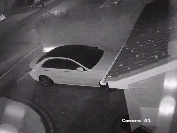 சாவி இல்லாமல் 50 நொடிகளில் திருடப்பட்ட மெர்சிடிஸ் கார்..!!