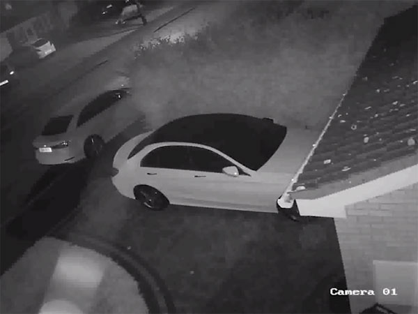 சாவி இல்லாமல் 50 நொடிகளில் திருடப்பட்ட மெர்சிடிஸ் கார்..!!