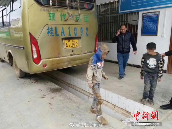 பேருந்து அடியில் ஒளிந்துக்கொண்டு பயணம் செய்த 2 சிறுவர்கள்..!