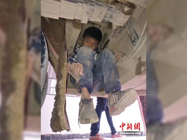 பேருந்து அடியில் ஒளிந்துக்கொண்டு பயணம் செய்த 2 சிறுவர்கள்..!