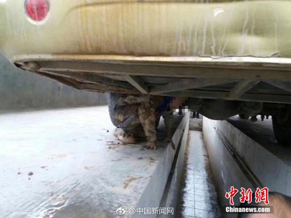 பேருந்து அடியில் ஒளிந்துக்கொண்டு பயணம் செய்த 2 சிறுவர்கள்..!