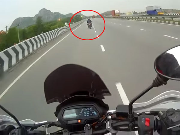 டிவிஎஸ் அப்பாச்சி ஆர்ஆர் 310 பைக்கை விரட்டிய பஜாஜ் டோமினார்!