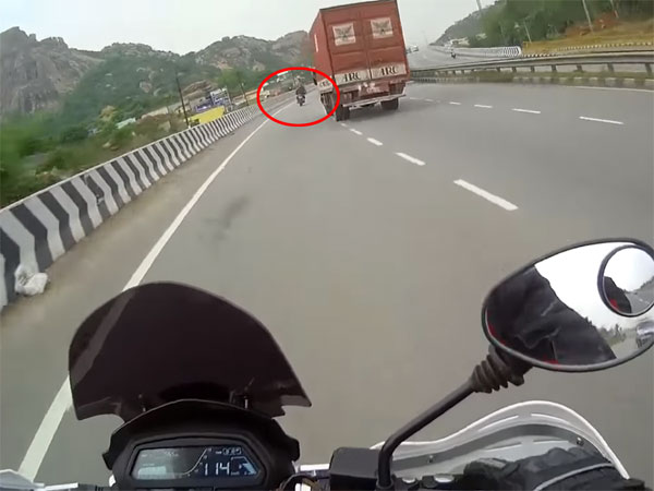 டிவிஎஸ் அப்பாச்சி ஆர்ஆர் 310 பைக்கை விரட்டிய பஜாஜ் டோமினார்!