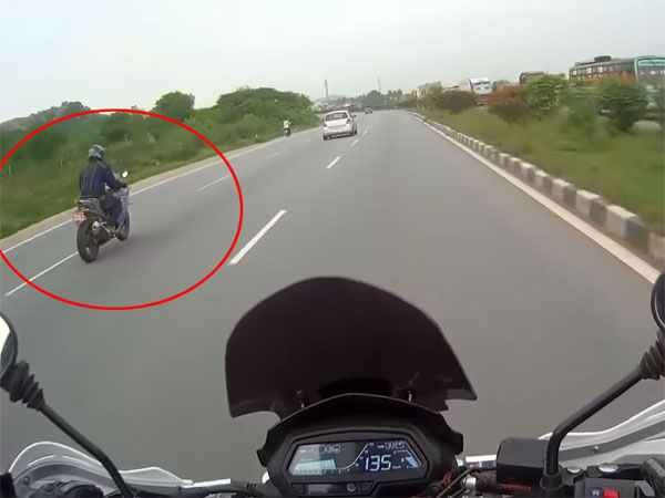 டிவிஎஸ் அப்பாச்சி ஆர்ஆர் 310 பைக்கை விரட்டிய பஜாஜ் டோமினார்!