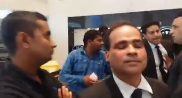 ஜீப் ஷோரூமிற்கு வந்த நபர் மீது தாக்குதல் நடத்திய ஊழியர்கள்..!!