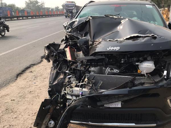 விபத்தில் சிக்கினாலும் கட்டுக்குலையாத ஜீப் காம்பஸ் எஸ்யூவி! விபத்தில் சிக்கினாலும் கட்டுக்குலையாத ஜீப் காம்பஸ் எஸ்யூவி!