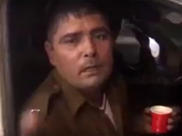 மது போதையில் காவலர்கள்... ஆப்பு வைத்த ராணுவ அதிகாரி..!!