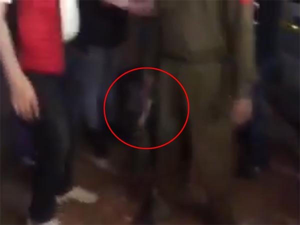 மது போதையில் காவலர்கள்... ஆப்பு வைத்த ராணுவ அதிகாரி..!!