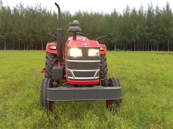 மஹிந்திரா எக்ஸ்யூவி காரை பதம் பார்த்த விவசாய டிராக்டர்..!!