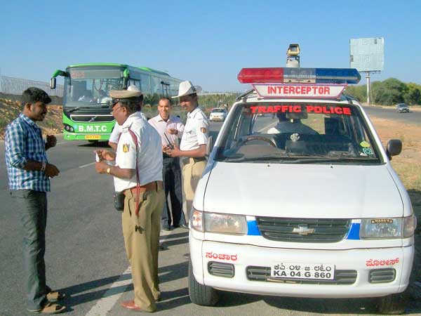  ஹெல்மெட் போடவில்லை என கூறி கார் ஓட்டுனருக்கு திருச்சி போலீசார் அபராதம்!