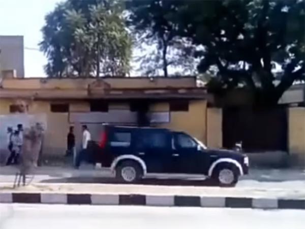 ஒன்றோடு ஒன்று மோதிக்கொண்ட முதலவர் கான்வாய் கார்கள்..!!