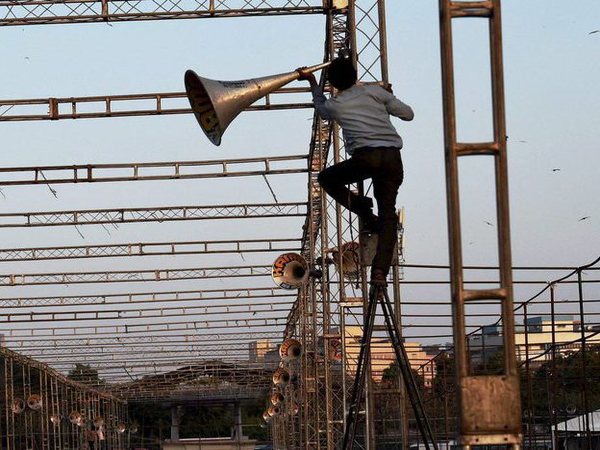 ரோடு ரோலரில் நசுக்கப்பட்ட ராயல் என்ஃபீல்டு எக்ஸாஸ்டு பைப்புகள்..!! ரோடு ரோலரில் நசுக்கப்பட்ட ராயல் என்ஃபீல்டு எக்ஸாஸ்டு பைப்புகள்..!!
