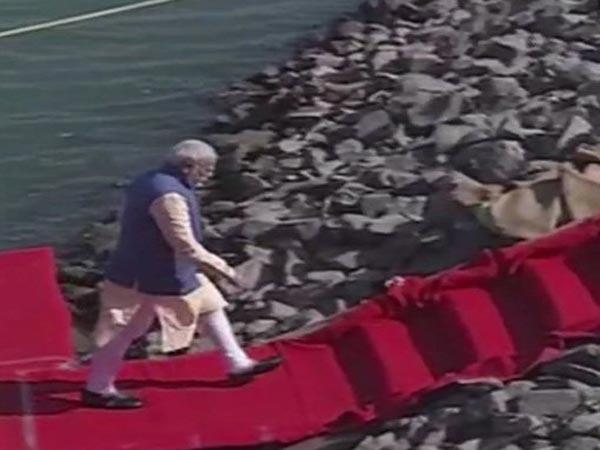 போலீஸ் தடையையும் மீறி கடல் விமானத்தில் பறந்த மோடி..!!