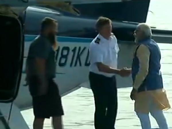 போலீஸ் தடையையும் மீறி கடல் விமானத்தில் பறந்த மோடி..!!