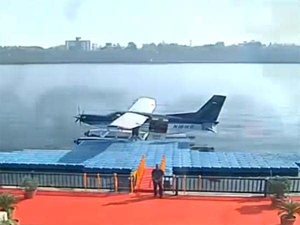 போலீஸ் தடையையும் மீறி கடல் விமானத்தில் பறந்த மோடி..!!