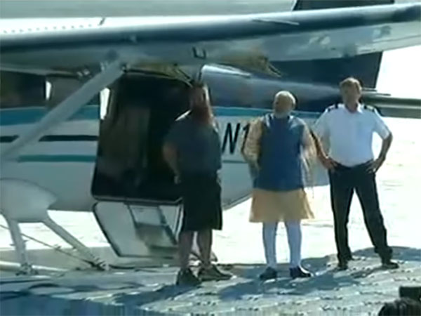 போலீஸ் தடையையும் மீறி கடல் விமானத்தில் பறந்த மோடி..!!