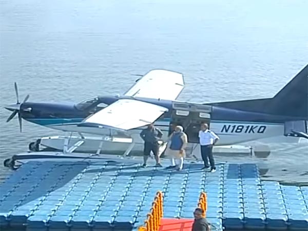 போலீஸ் தடையையும் மீறி கடல் விமானத்தில் பறந்த மோடி..!!